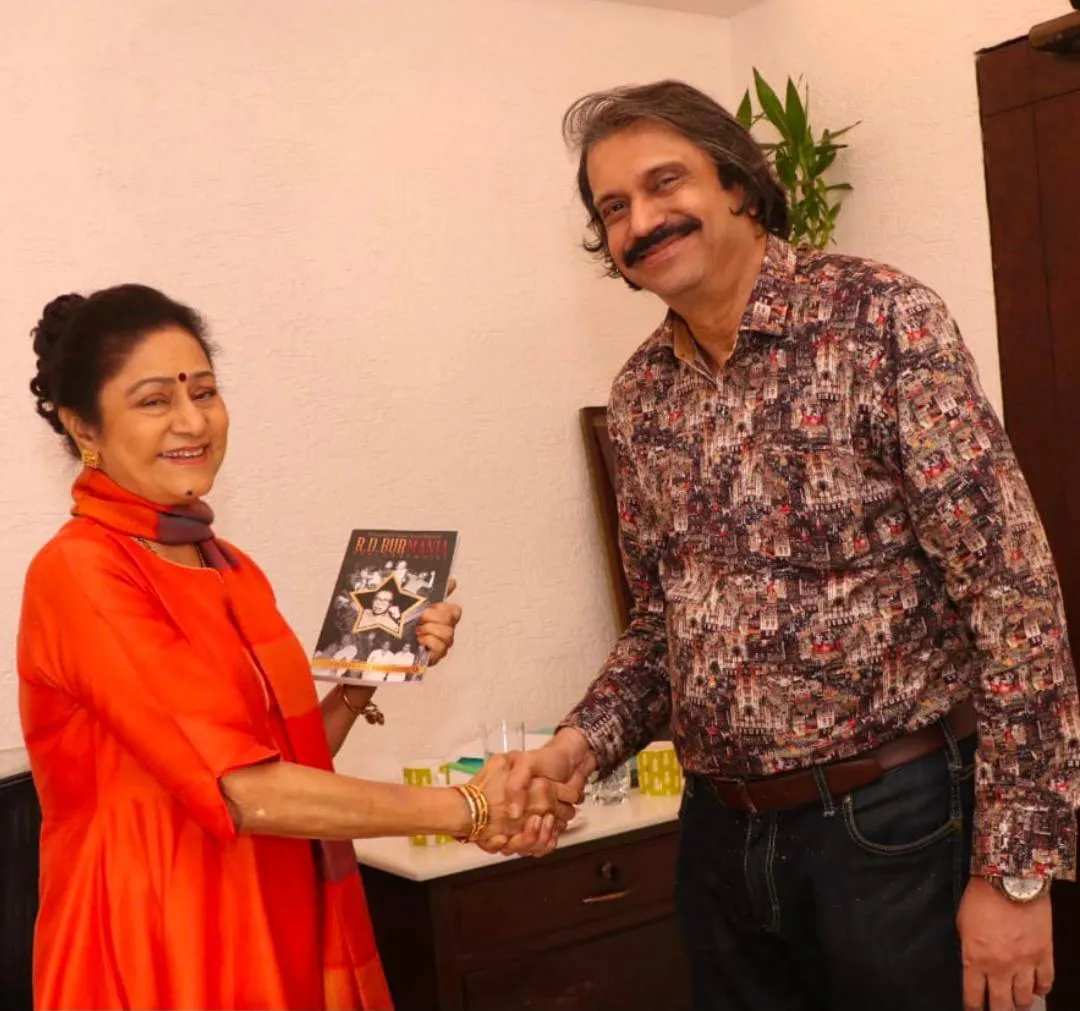 Aruna Irani congratulates sr.journalist Chaitanya Padukone for his authored book