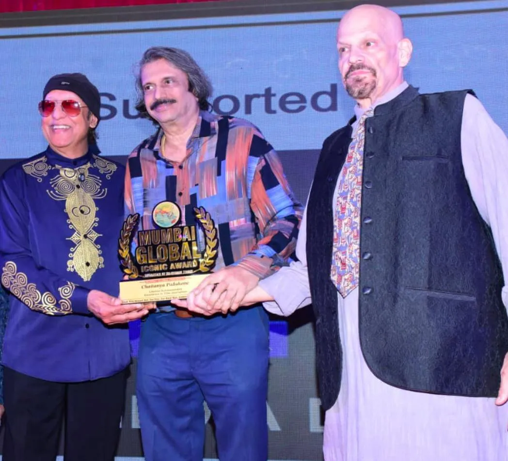 Sr journalist Chaitanya Padukone honoured with Award by Bali Brahmbhatt and Brandon Hill