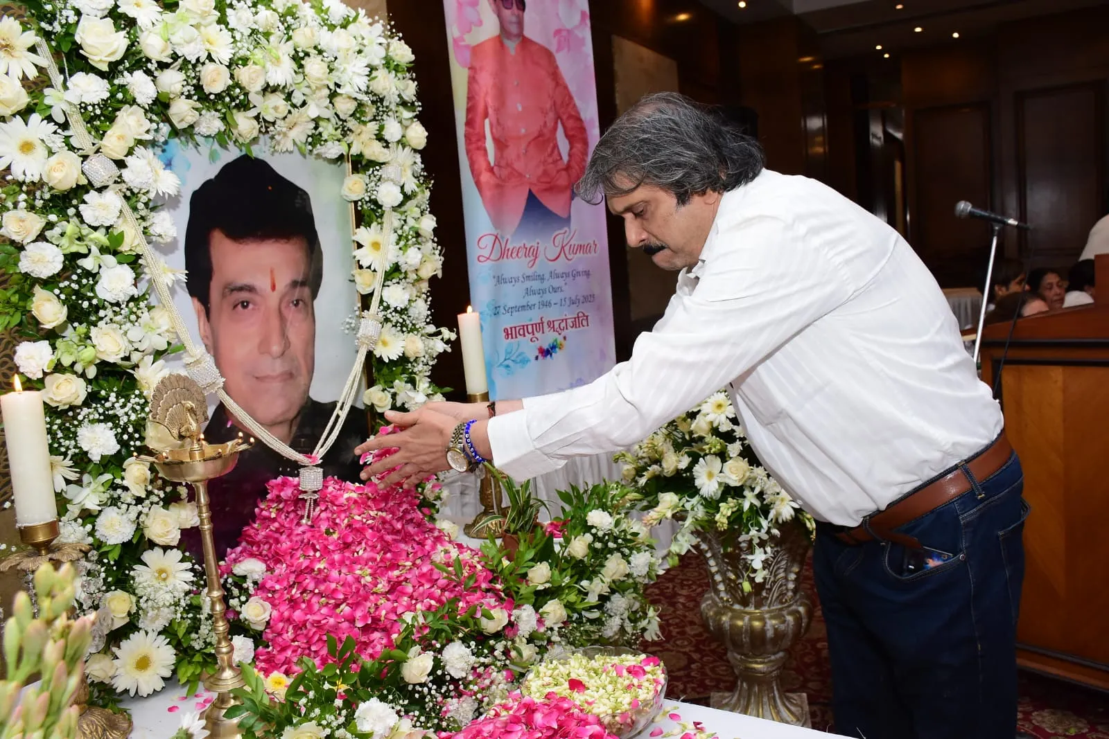 Sr. journalist Chaitanya Padukone offering flowers tribute to Dheeraj Kumar