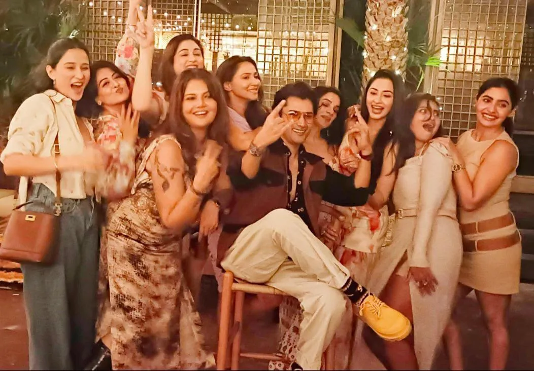 Yeh shaam mastaani--hero Abhay Vakil chilling with female TV stars