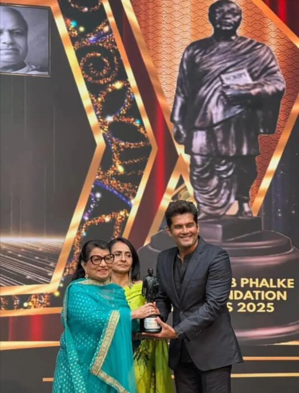 Sushma Shiromanee, Sujata Mehta honouring actor Amar Upadhyay