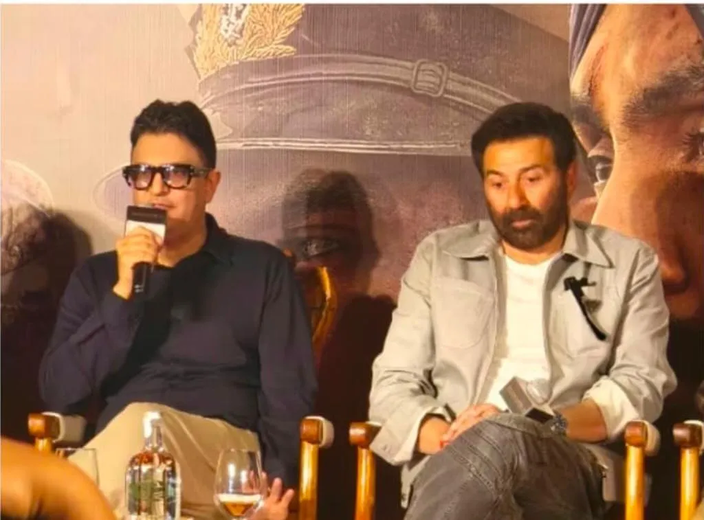Super Success Border 2 producer Bhushan Kumar with Sunny Deol on stage