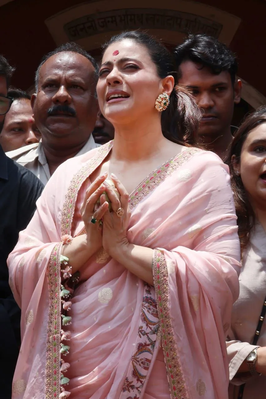 Kajol Visits Dakshineswar Kali Temple