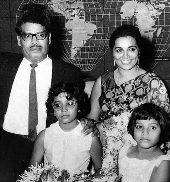 In December 1953, legendary singer Manna Dey married Sulochana Kumaran. They had 2 daughters Shuroma and Shumita .