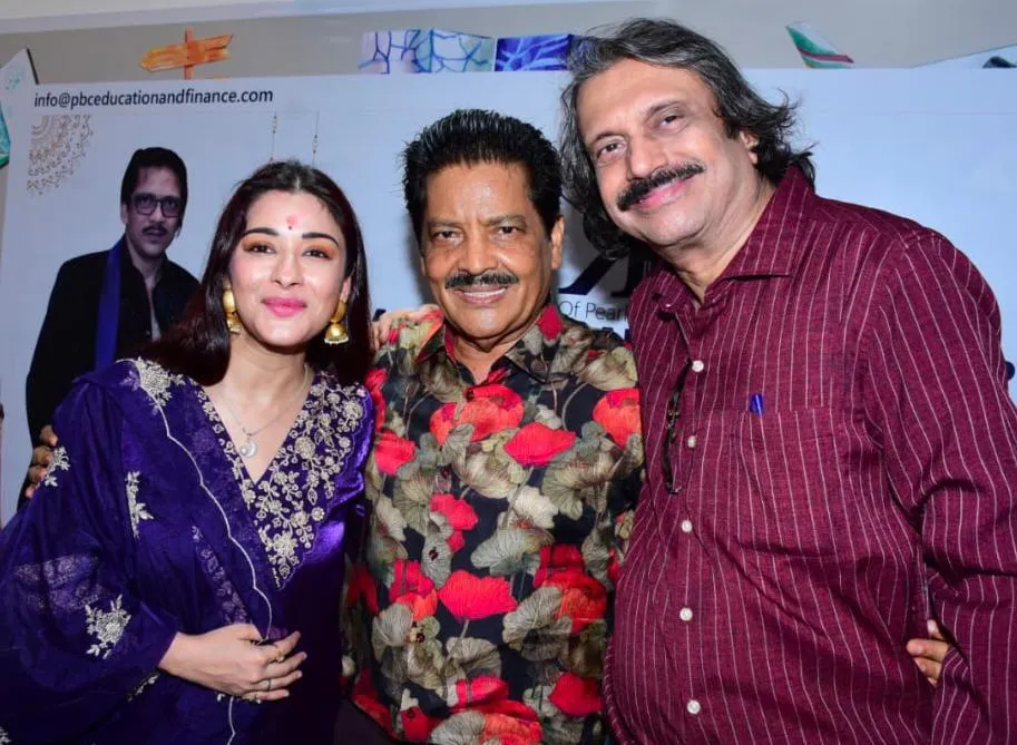 Ronnie R's Diwali 2025 Udit Narayan, Nyrra Banerjee with sr5 journalist Chaitanya Padukone
