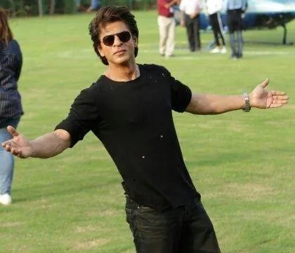 SRK's  famous signature romantic pose