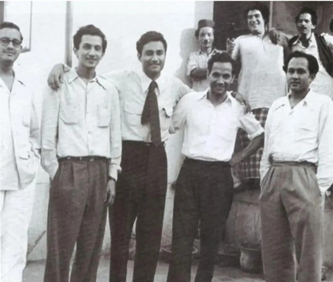 Guru_Dutt_and_Dev_Anand_with_co-workers_of_Film_Jaal