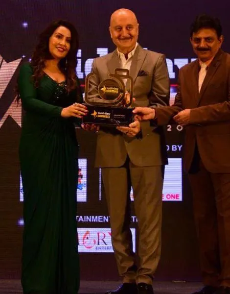 Amruta Fadnavis honors Anupam Kher on stage