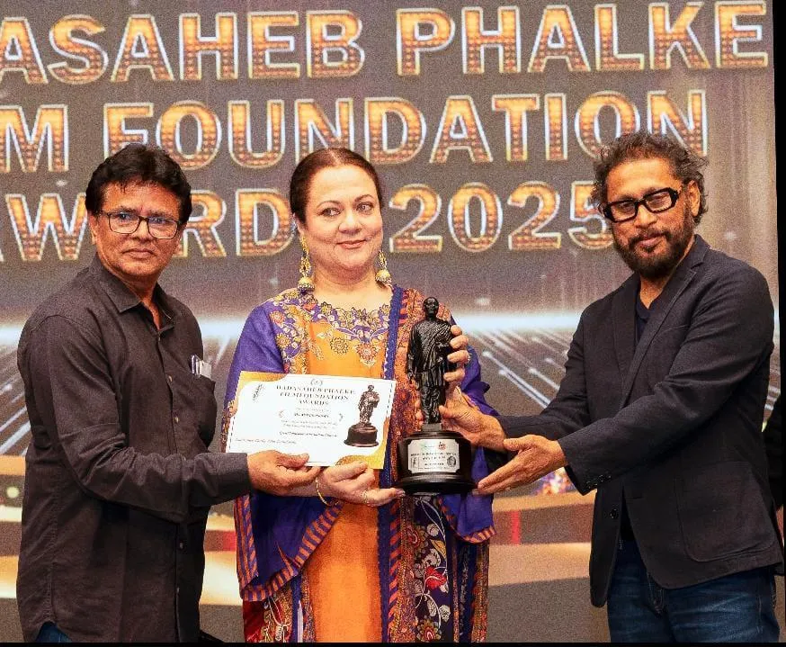 Mandakini gets her D Phalke FF Award trophy  from Ashfaque K and Shoojit-da