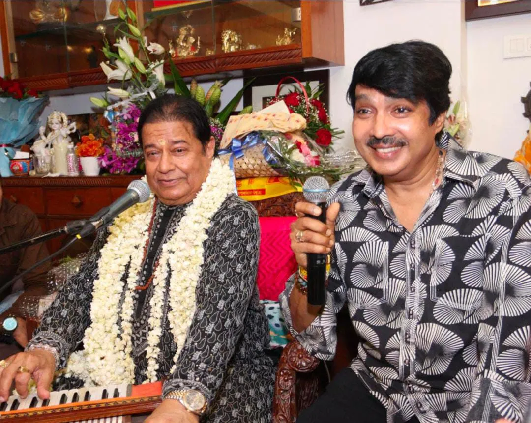 ⬆️ Anup Jalota with celeb-singer Sairam Iyer (who sings in Lata-Didi's voice)