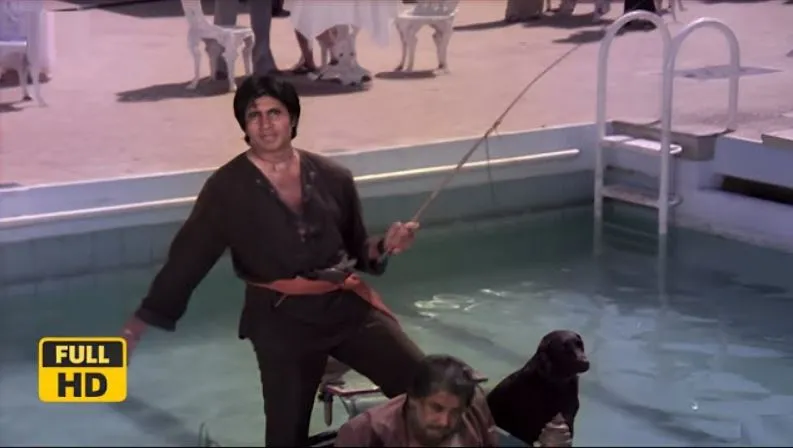 The comedy scene in 'Aaj Ka Arjun', where Amitabh is chased by a dog, was earlier done by him in "Kaalia".
