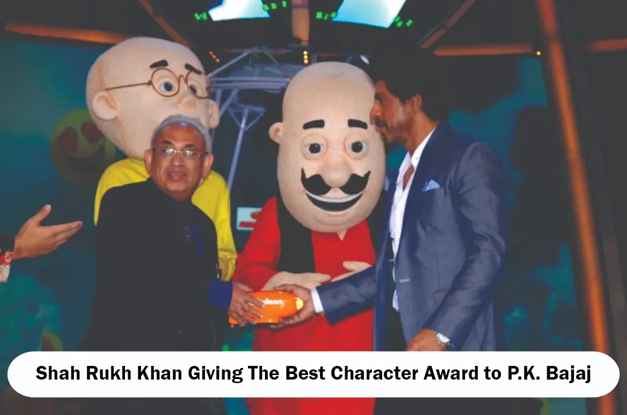 Shah Rukh Khan Giving The Best Character Award to P.K. Bajaj