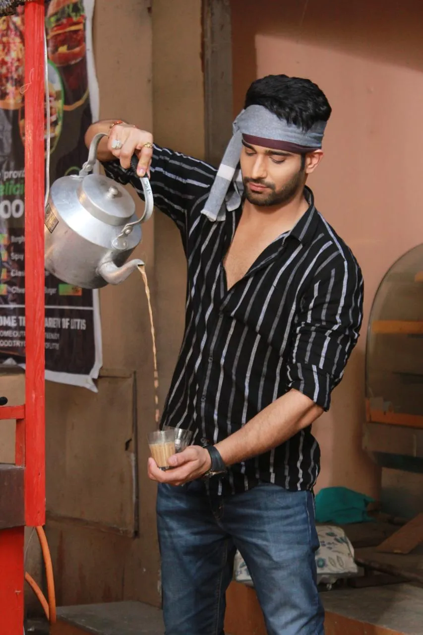 Abhishek Malik Becomes Chaiwala On Set