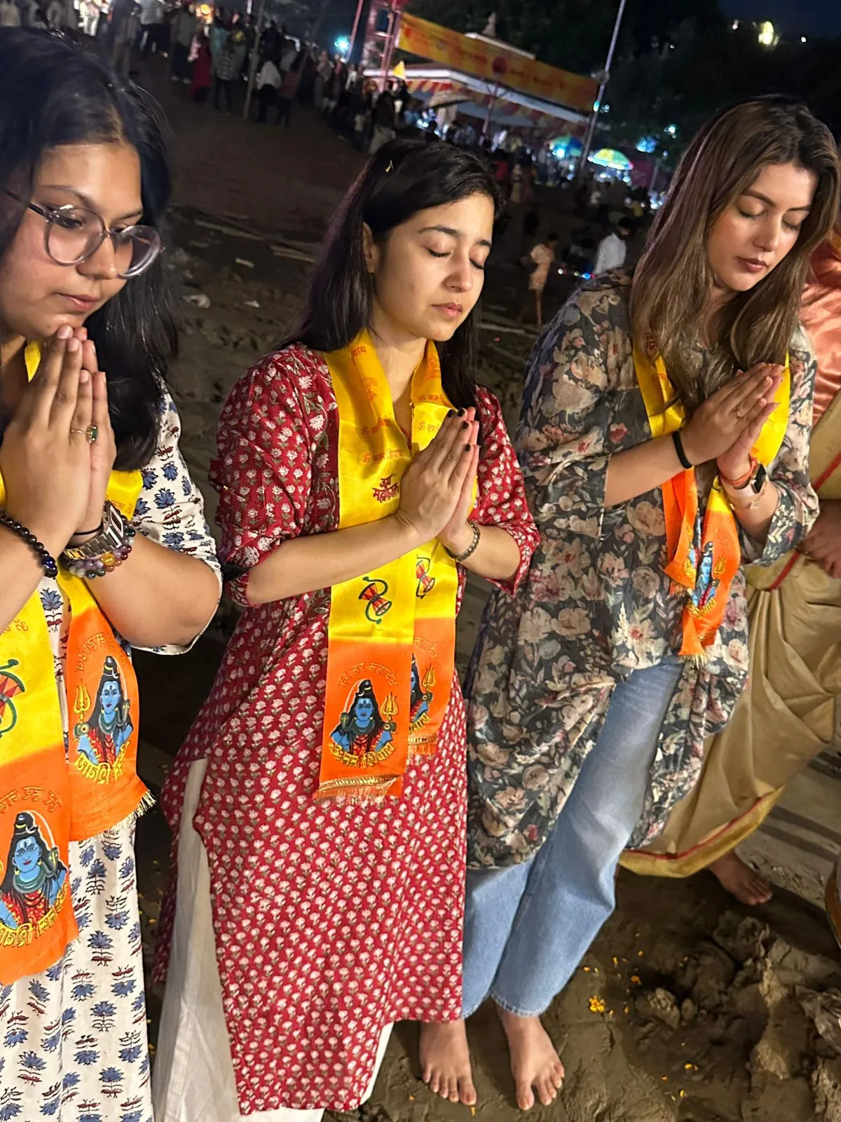 Shweta Tripathi Performs Puja at Ganga Ghat in Varanasi (2)