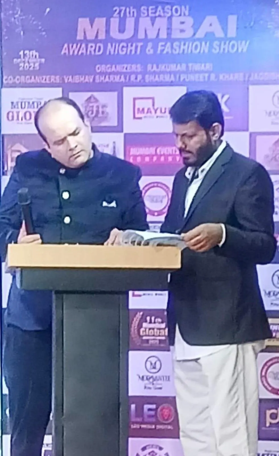 Celeb compere Vaibhav (Naayab) Sharma with organiser  Rajkumar Tiwari on stage