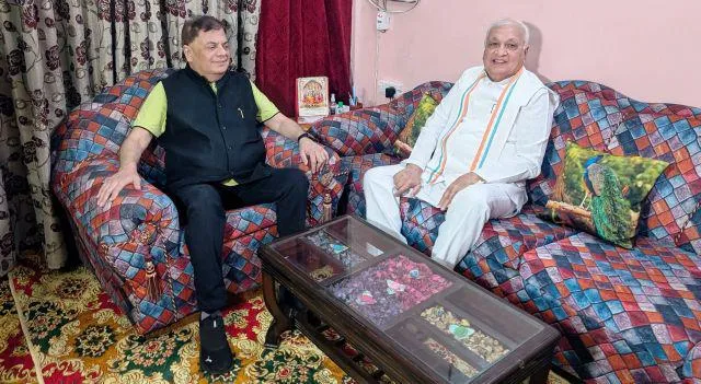 Governor Arif Mohammad Khan with Journalist Pradeep Sardana at his residence (6)
