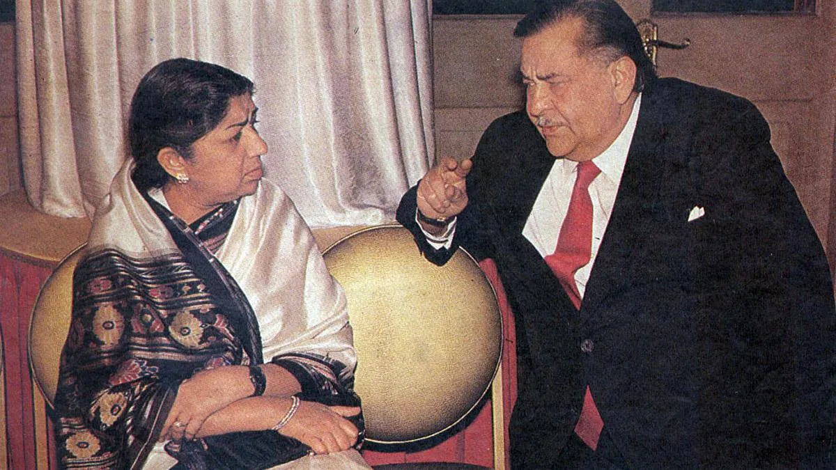 चिट्ठिये दर्द फ़िराक वालिये...' Lata Mangeshkar के इस गाने पर Raj Kapoor भी  झूम उठे, देखें Unseen Video - lata mangeshkar rare live recording video  with raj kapoor for film henna tmov -