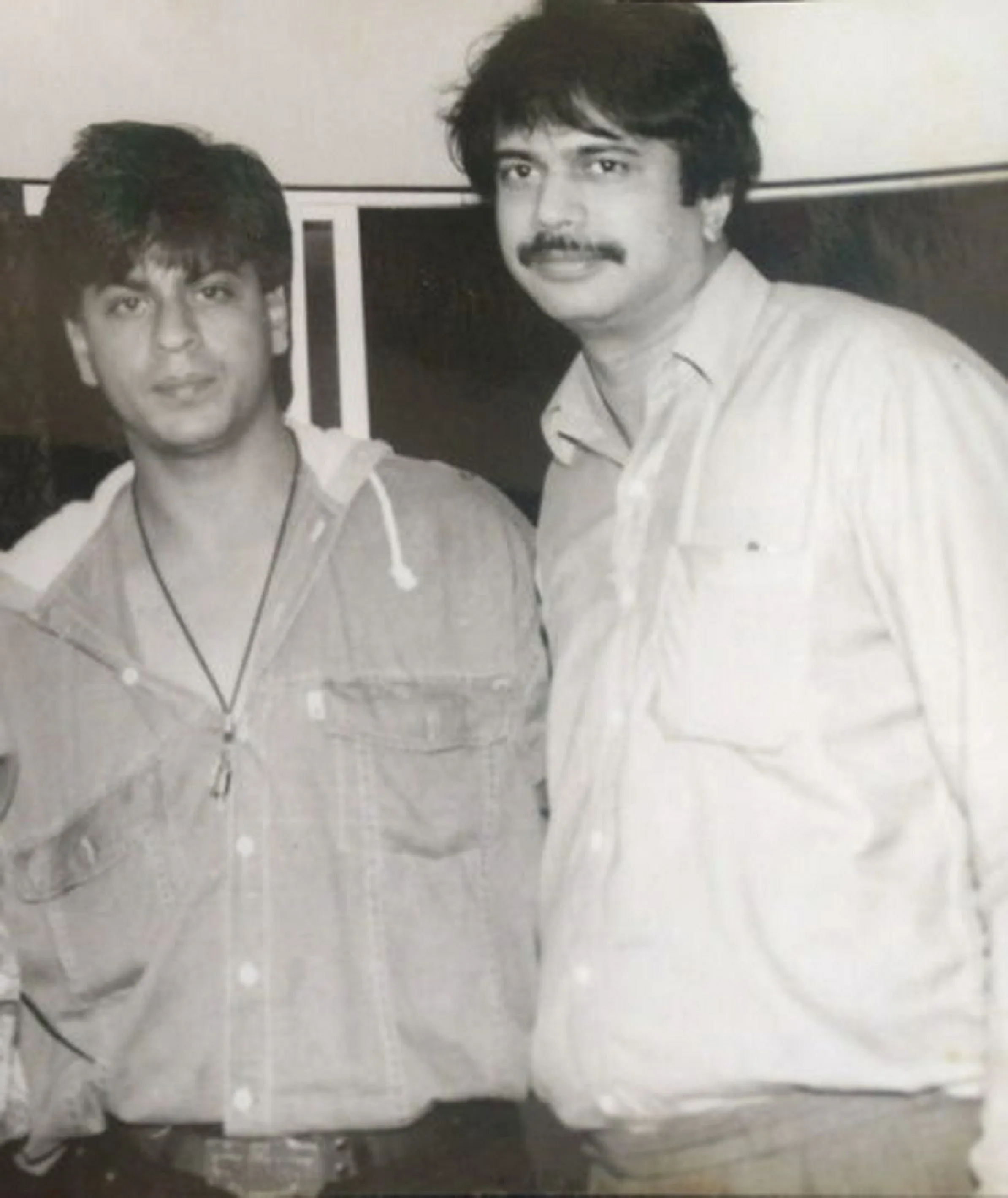 Shah Rukh Khan with jaanemaane film-journalist Chaitanya Padukone--flashback photo