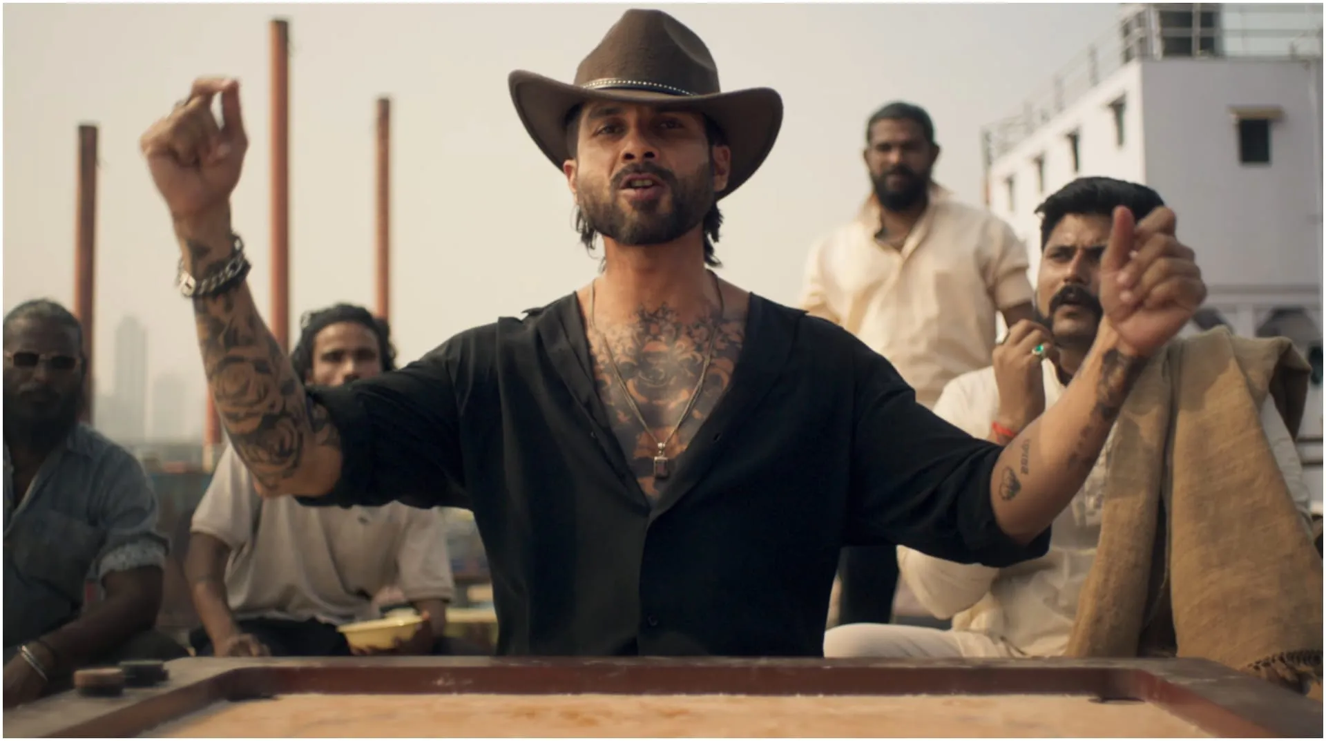 O Romeo Teaser:शरीर पर टैटू, हांथ में बंदूक और सिर पर हैट; रिलीज हुआ शाहिद  कपूर की 'ओ रोमियो' का टीजर - Shahid Kapoor Starrer O Romeo Teaser Release  Vishal Bhardwaj Tripti