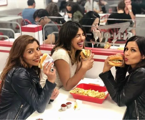  Priyanka  loves hotDog