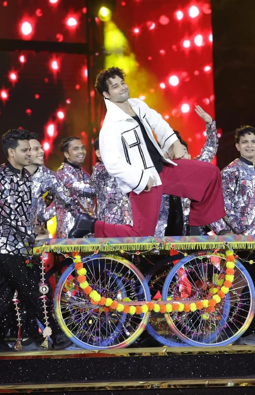 Siddhant Chaturvedi Pays Tribute to Bollywood’s Legendary Dancers (1)