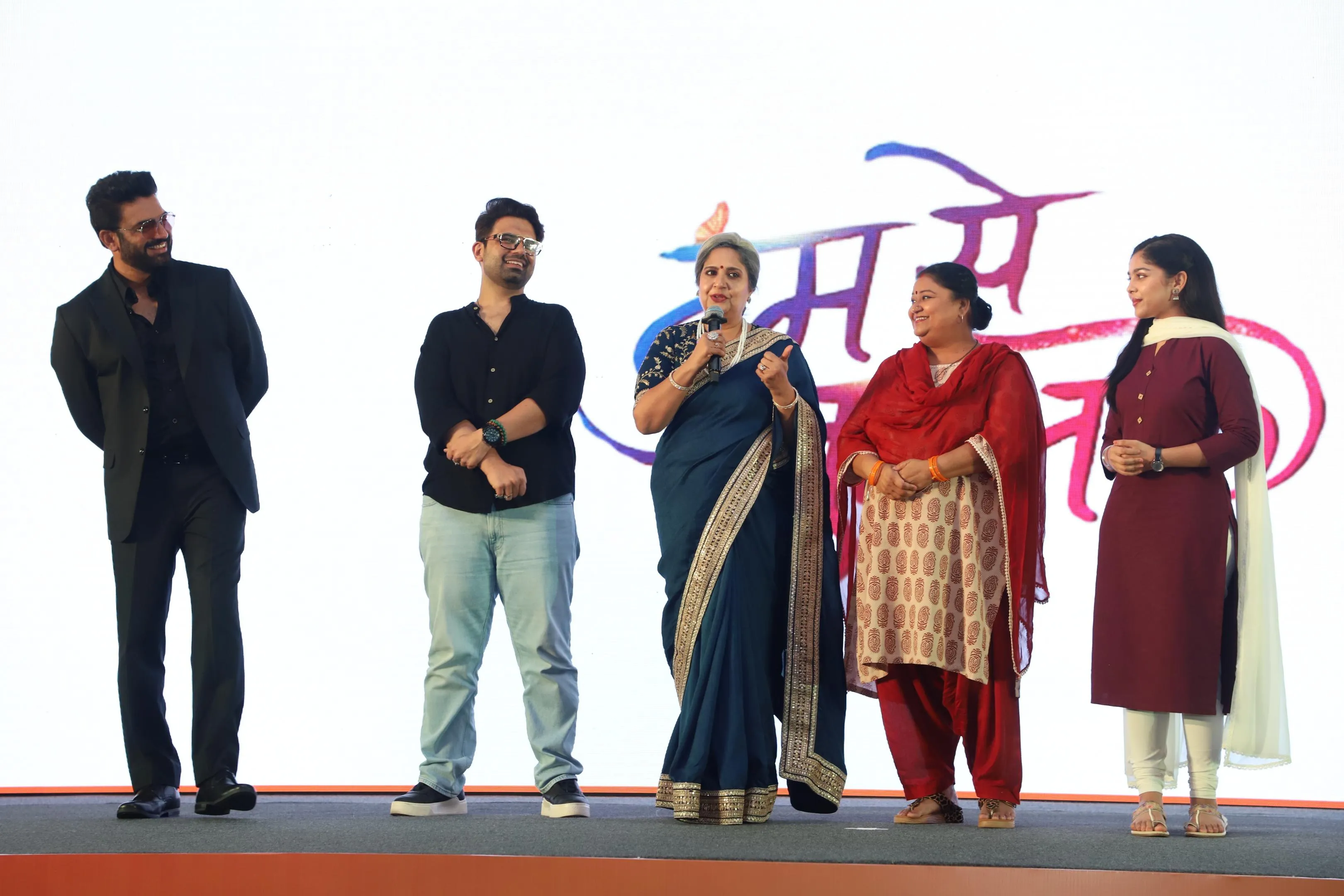 Sharad Kelkar a.k.a. Aryavardhan, Producer Prateek Sharma, Vandana Pathak a.k.a. Gayatri Devi, Soma Rathod a.k.a. Pushpa and Niharika Chouksey a.k.a. Anu from Zee TV's show - Tumm Se Tumm Tak (2)