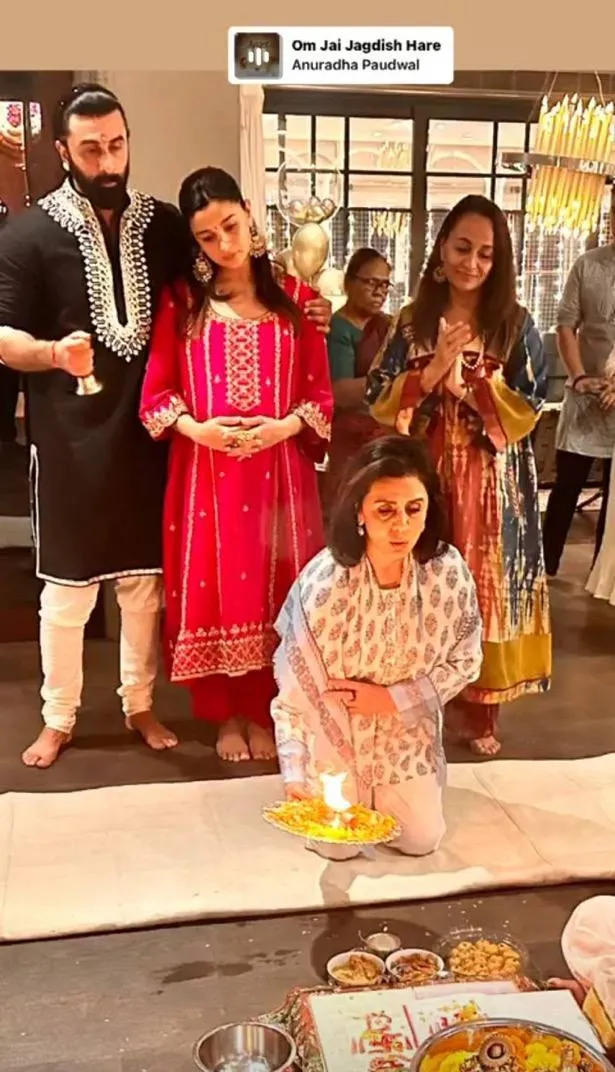 Ranbir - Alia , family diwali. (RK looks huge) : r/BollyBlindsNGossip