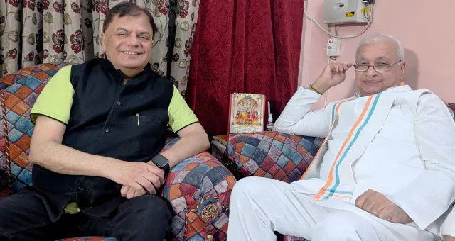 Governor Arif Mohammad Khan with Journalist Pradeep Sardana at his residence (2)
