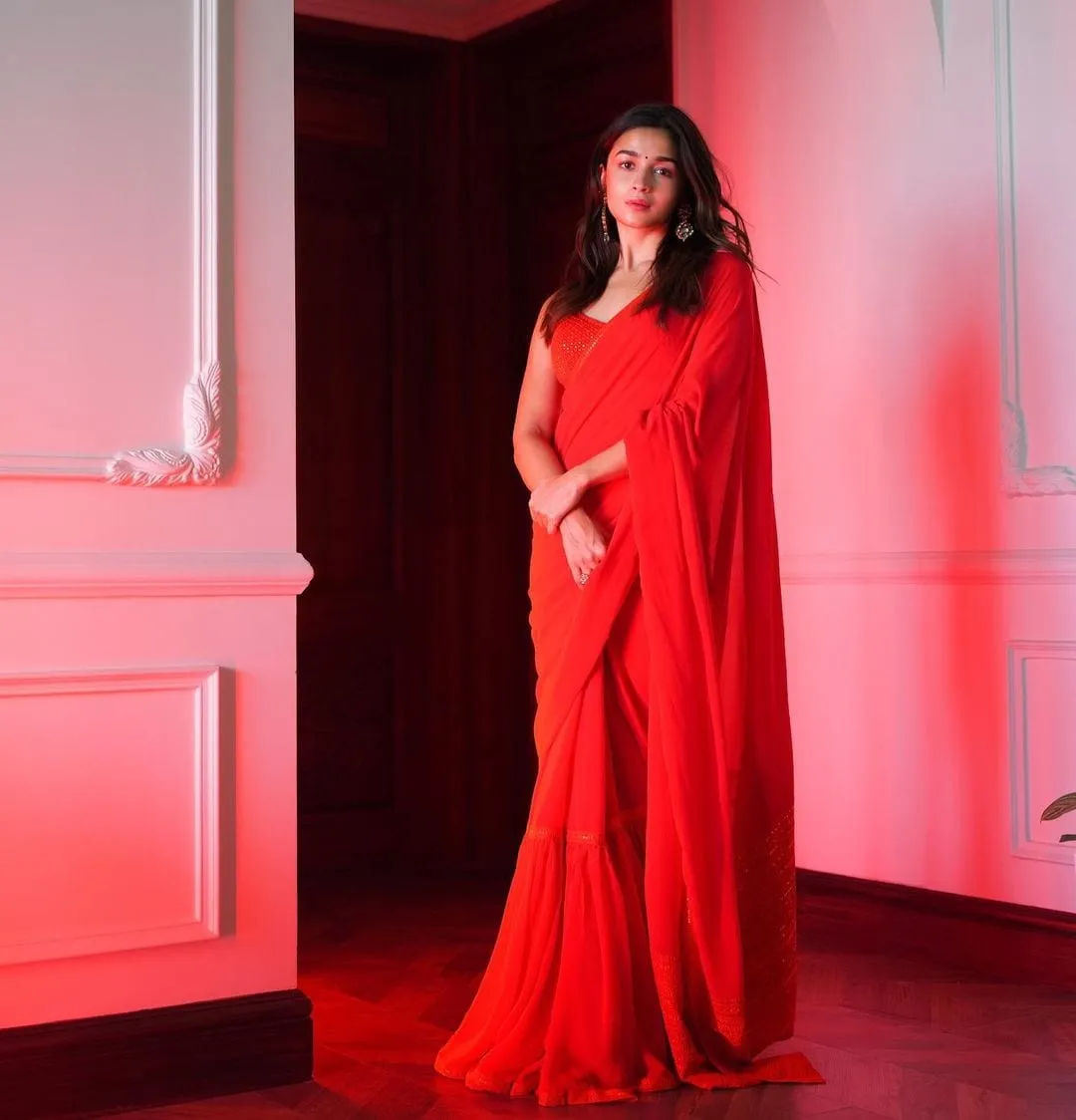 Alia Bhatt Raises Temperature In Red Sabyasachi Saree, See The Diva's  Drop-dead Gorgeous Pictures