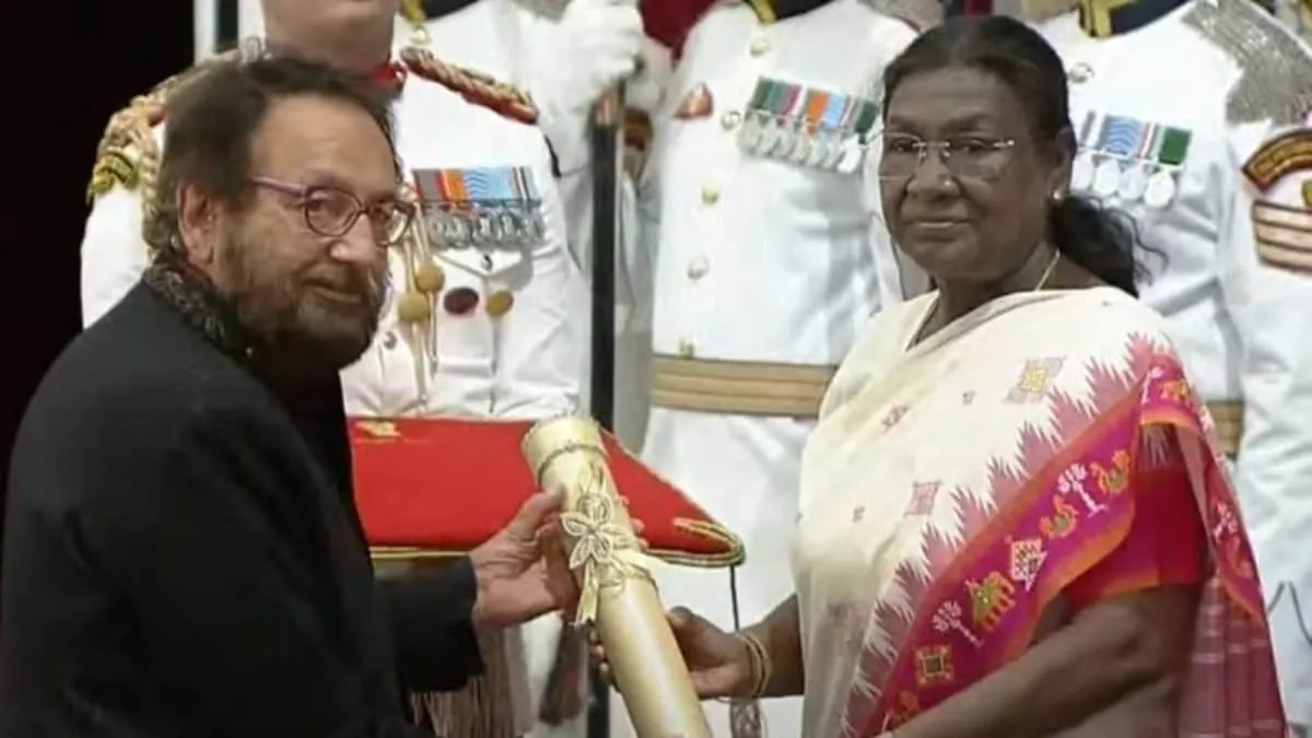 Shekhar Kapur Receives Padma Bhushan Honour From President Droupadi Murmu  For Outstanding Contribution To Cinema - News18