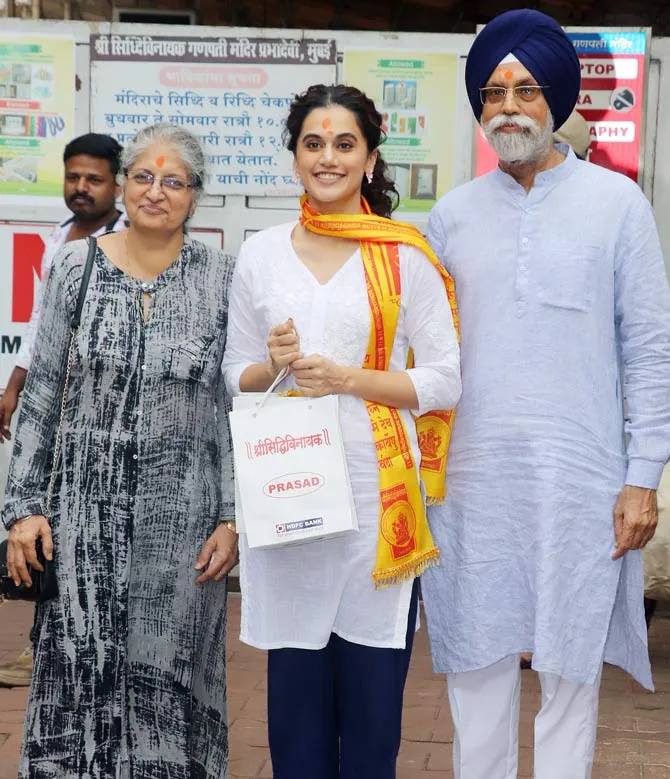 Taapsee Pannu and her parents visit Siddhivinayak Temple
