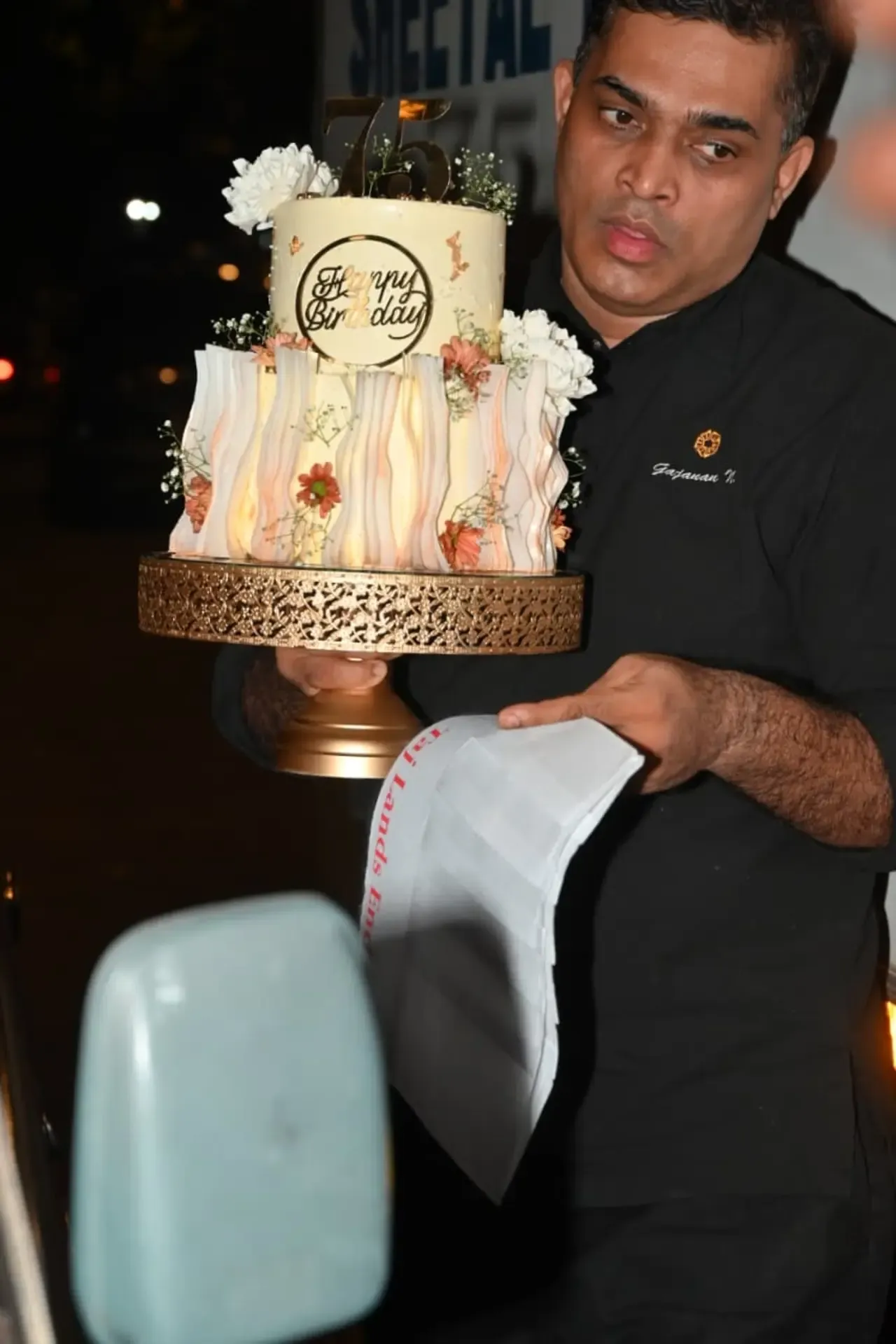All eyes were on the birthday cake as it arrived at the venue. It was a two-tier pretty cake in hues of yellow with real flowers adorning the delicious cake.