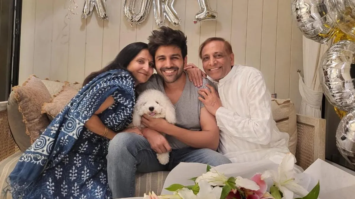 Kartik Aaryan's parents give him special b'day surprise. Kriti Sanon,  Ayushmann Khurrana and others wish him - India Today