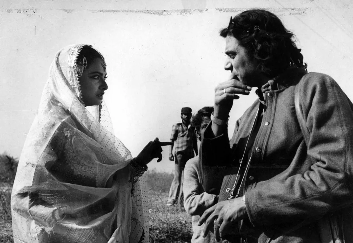 Rekha with Director Muzaffar Ali during the  shoot of film 'Umrao Jaan'. Rekha won the National Award for best actress