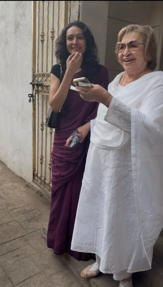 Celebs at the prayer's meet for the Mahendra Bohra 🙏🕊️ #FaridaJalal  #MukeshKhanna #Helan