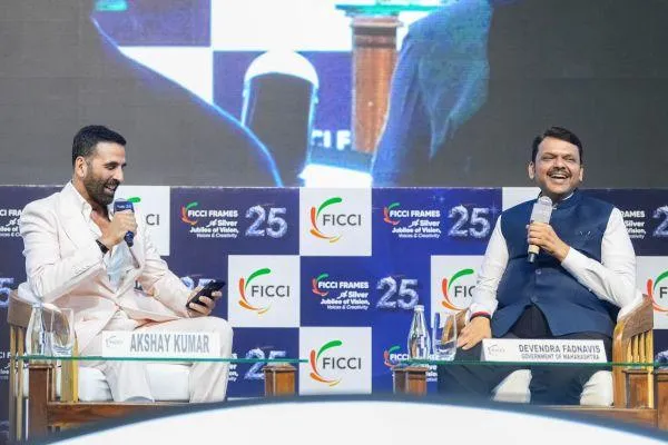 Akshay Kumar asks Fadnavis how he eats oranges