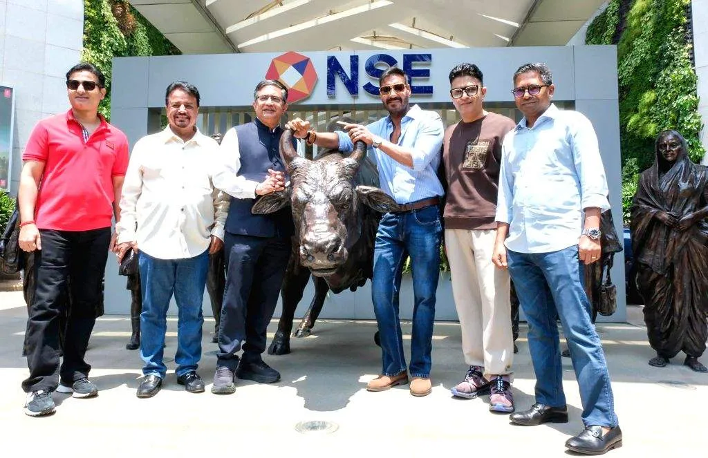 Ajay Devgn and &#039;Raid 2&#039; team at NSE - Mumbai: Ajay Devgn and 'Raid 2' team at NSE