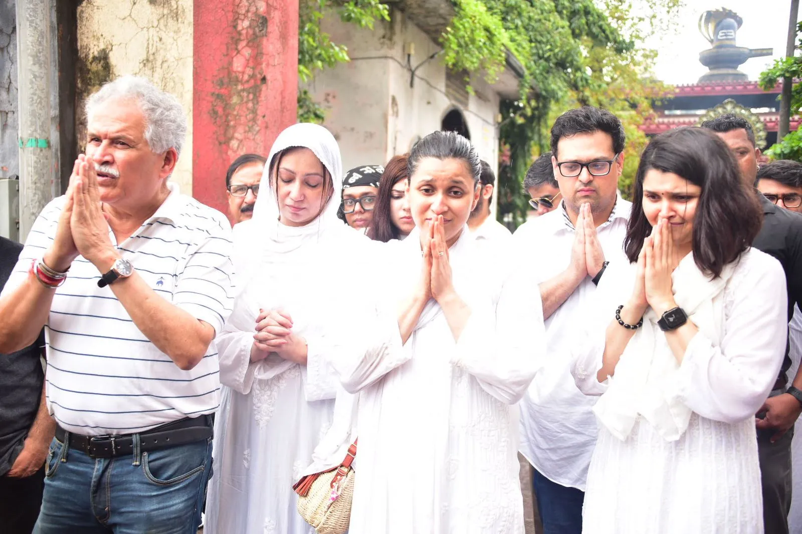 Mannara Chopra Carries Father's Bier At Funeral, Leaves Everyone Teary-Eyed
