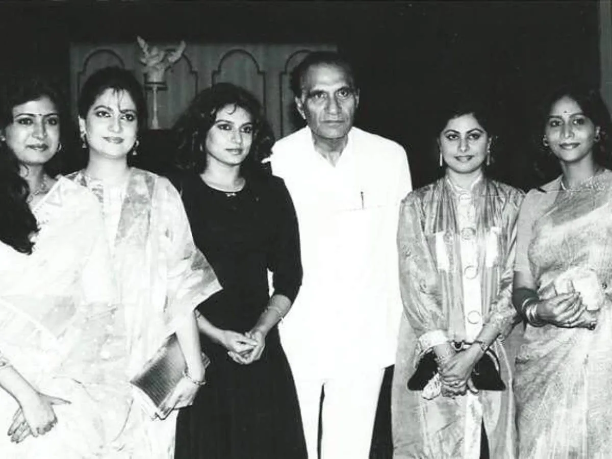 Mahabharat producer BR Chopra's BTS picture with the leading ladies of the  show; a look at more such unseen moments