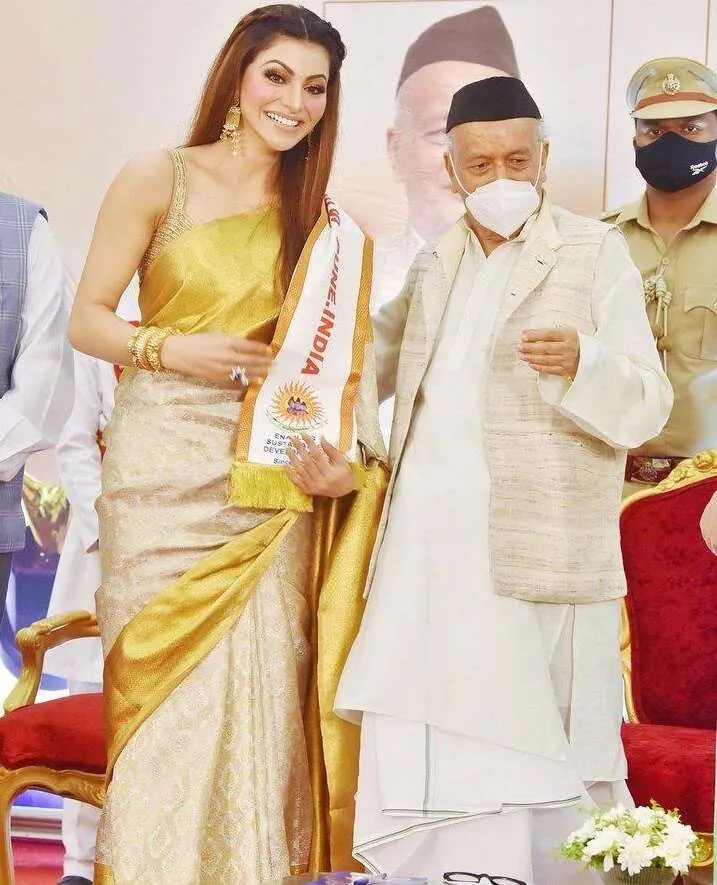 Urvashi Rautela awarded with 'Stree Shakti National Award 2021' by Governor  Of Maharashtra Bhagat Singh Koshyari