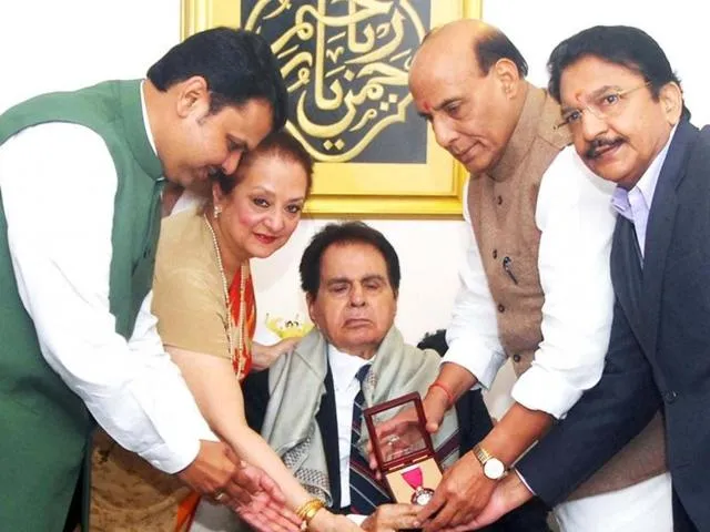 Honoured with Padma Vibhushan, Dilip Kumar tears up | Bollywood - Hindustan  Times