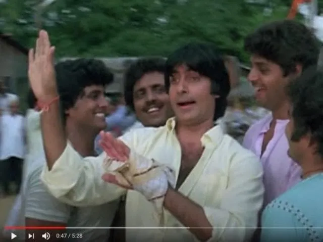 Amitabh Bachchan injured his hand with a Diwali firecracker, used to  camouflage it in films with handkerchief. See pics | Bollywood