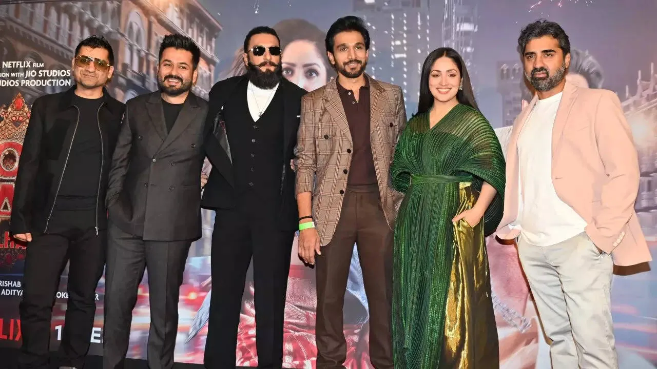 Ranveer Singh steals the spotlight at Dhoom Dhaam screening, shares warm  hugs with Yami Gautam, Aditya Dhar, Pratik Gandhi and paparazzi