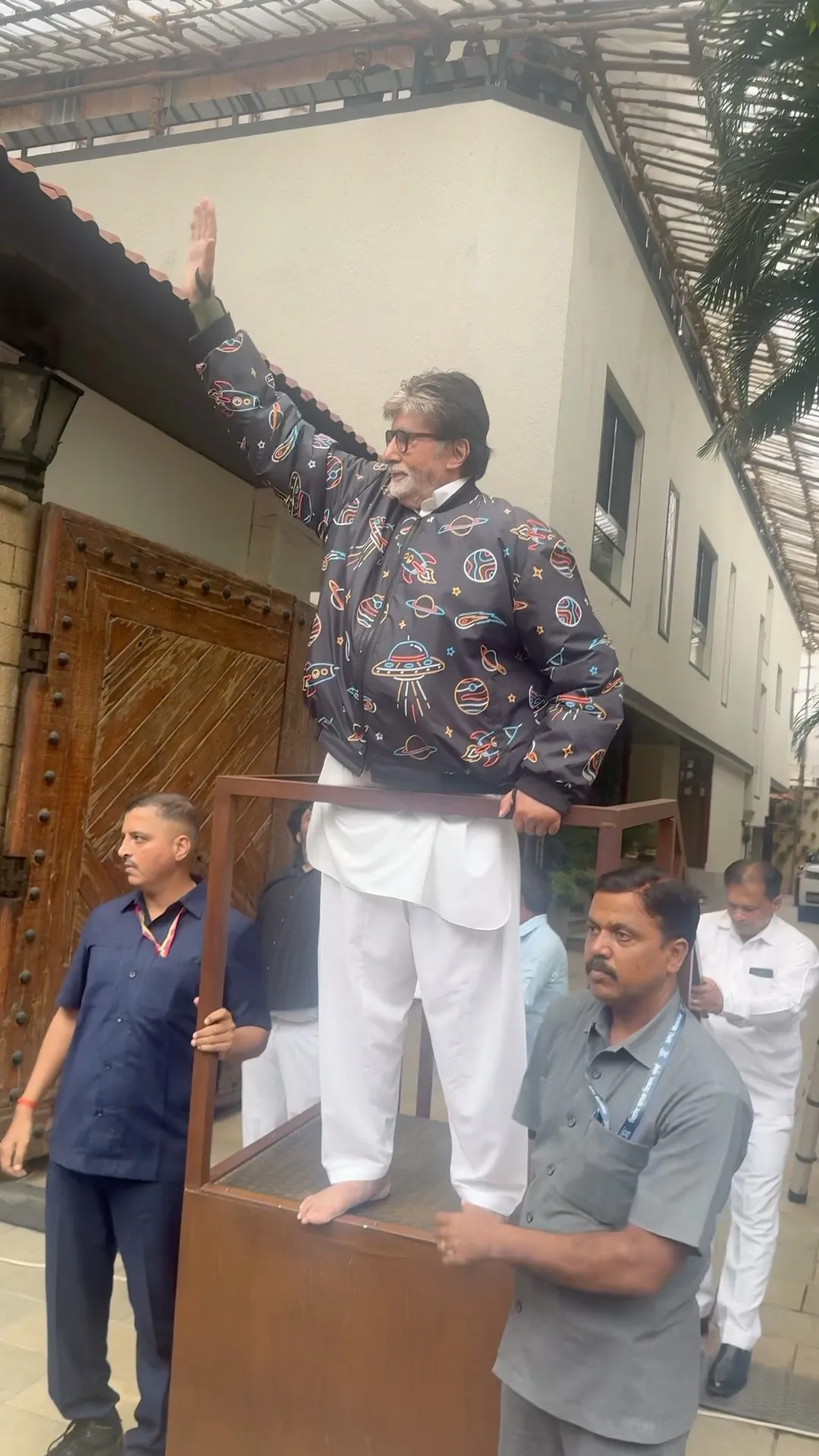 Amitabh Bachchan outside his house Jalsa 🏠