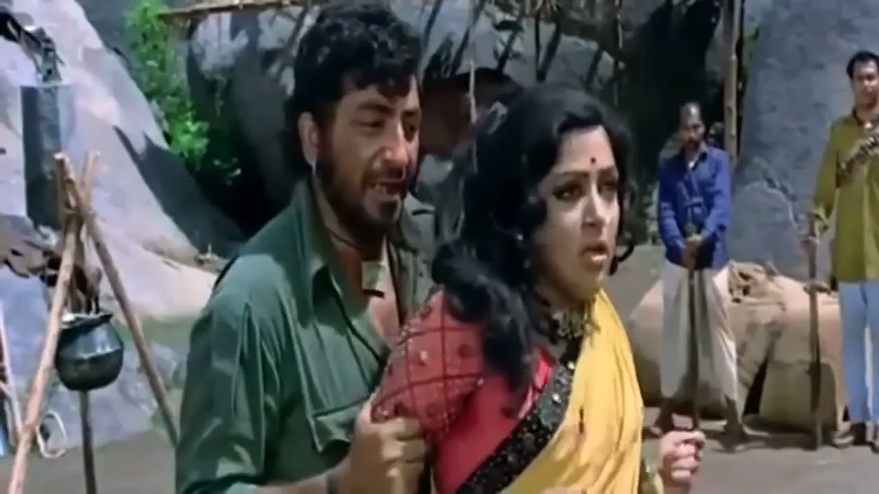 Sholey comedy scene gabbar singh hema basanti in kutto k samne mat nachna dhermrndar