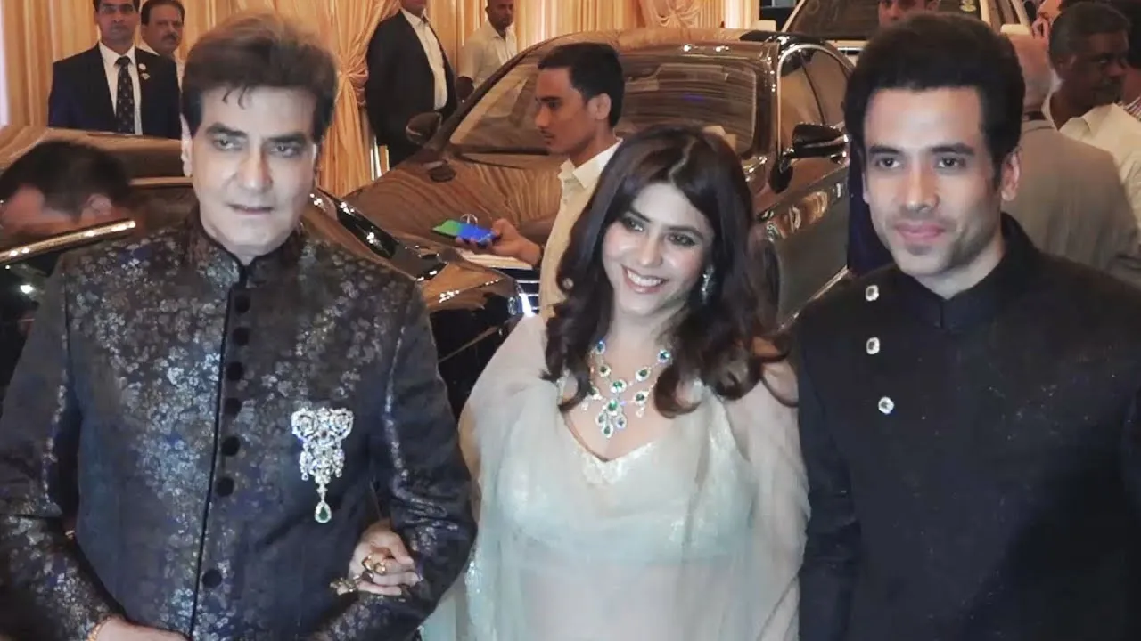 Ekta Kapoor, Jeetendra And Tusshar Kapoor At Isha Ambani's Wedding  Reception - YouTube