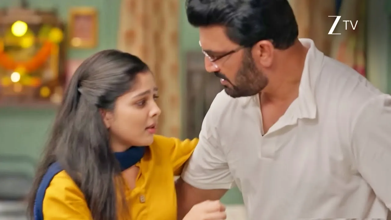 Tumm Se Tumm Tak | Arya saves Anu from falling down.