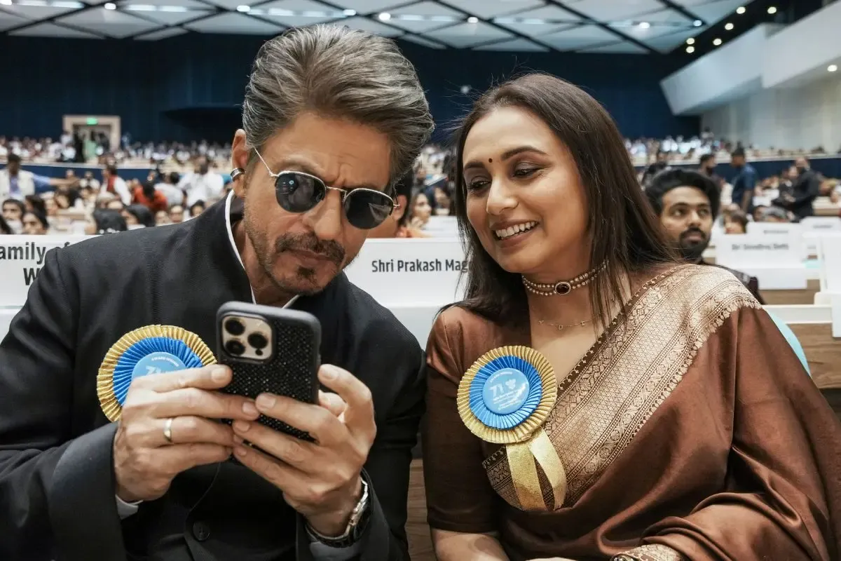 &lsquo;No better gentleman than SRK&rsquo;: Pallu gesture for Rani after National Award win goes viral
