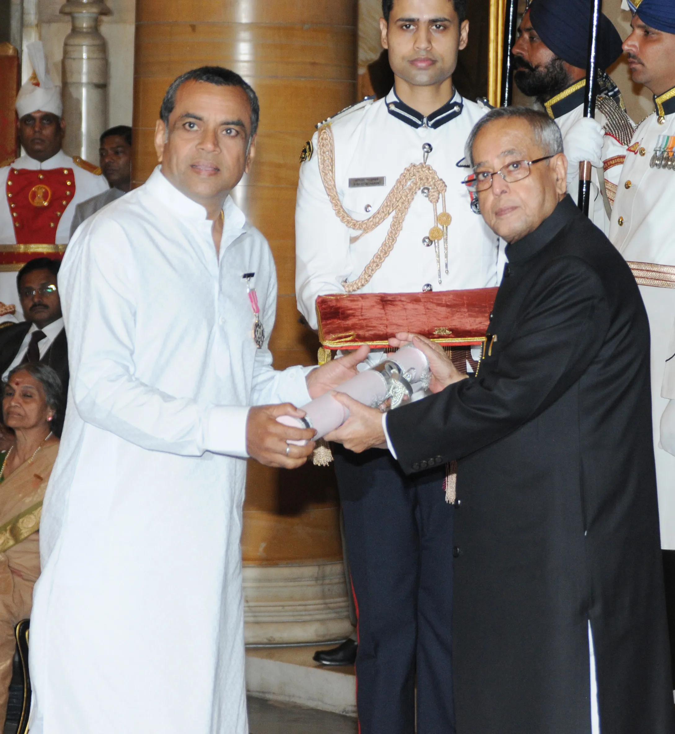File:The President, Shri Pranab Mukherjee presenting the Padma Shri Award  to Shri Paresh Rawal, at an Investiture Ceremony-II, at Rashtrapati Bhavan,  in New Delhi on April 26, 2014.jpg - Wikimedia Commons