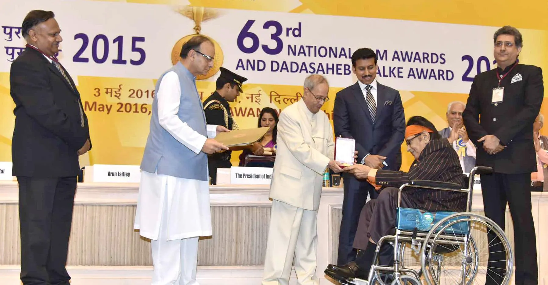 Manoj Kumar received Dadasaheb Phalke Award (2015)